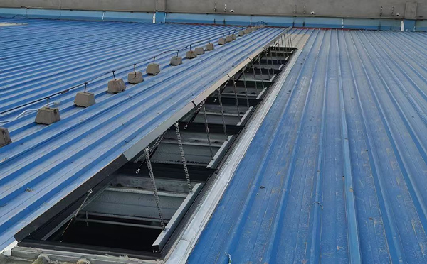 某城市大型商业综合体中庭临洮排烟窗工程