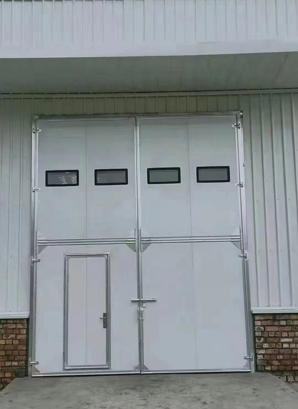 临洮工业门在设备装配车间出入口的实施记录